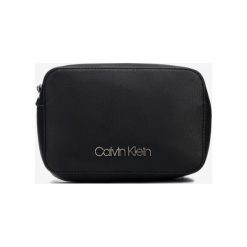 Calvin Klein Cross body bag Czarny. Czarne torebki klasyczne damskie Calvin Klein, w paski, z materiału, bez dodatków. Za 326,95 zł.