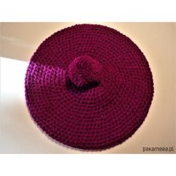Unikatowy beret z pomponem. Czerwone czapki damskie Pakamera, bez wzorów. Za 150,00 zł.