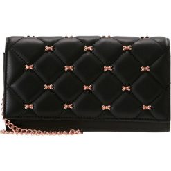 Ted Baker CAMBRE QUILTED BOW XBODY MATINEE Portfel black. Czarne portfele damskie marki Ted Baker. Za 589,00 zł.
