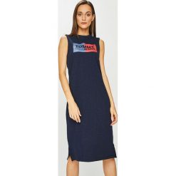Tommy Jeans - Sukienka. Niebieskie sukienki damskie marki Tommy Jeans, na co dzień, s, z nadrukiem, z bawełny, casualowe, z okrągłym kołnierzem, bez rękawów, midi, proste. Za 299,90 zł.