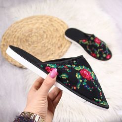 Laczki damskie domowe w kwiaty czarne Eliza. Czarne klapki damskie w kwiaty, bez obcasa. Za 29,99 zł.