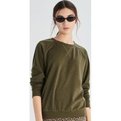 Gładka bluza basic - Khaki. Brązowe bluzy damskie marki Sinsay, s, bez wzorów, bez rękawów, bez kaptura. Za 29,99 zł.