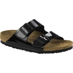 Birkenstock Klapki damskie Arizona Patent Black. Czarne klapki damskie Birkenstock, bez wzorów, bez obcasa. Za 192,75 zł.