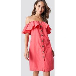 Trendyol Sukienka z odkrytymi ramionami - Pink. Różowe sukienki damskie Trendyol, bez wzorów, bez kołnierzyka, bez rękawów, midi, z odkrytymi ramionami. Za 121,95 zł.