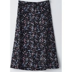Spódnica midi z wiskozy - Czarny. Czarne spódniczki damskie Cropp, s, bez wzorów, z wiskozy, midi. Za 59,99 zł.