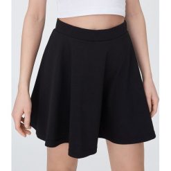 Spódnica mini - Czarny. Czarne spódniczki damskie Sinsay, s, bez wzorów, mini. W wyprzedaży za 19,99 zł.