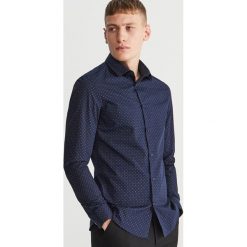 Koszula slim fit z drobnym wzorem - Granatowy. Niebieskie koszule męskie Reserved, s, bez wzorów, bez kołnierzyka, bez rękawów. Za 99,99 zł.