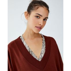 Bluza z dekoltem w serek z obszyciem. Czarne bluzy damskie marki Pull&Bear. Za 69,90 zł.