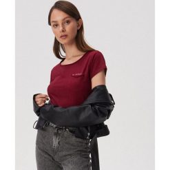 Koszulka basic z kieszenią - Bordowy. Czerwone koszulki damskie Sinsay, s, bez wzorów, bez kołnierzyka, bez rękawów. Za 14,99 zł.