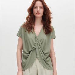 Bluzka z kopertowym dekoltem - Khaki. Brązowe bluzki damskie Reserved, s, bez wzorów, bez kołnierzyka, bez rękawów. W wyprzedaży za 39,99 zł.