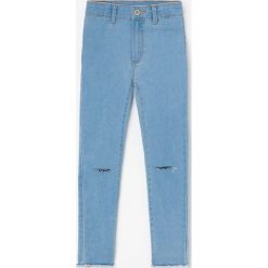 Jeansy skinny fit z przetarciami -. Jeansy damskie Reserved. Za 49,99 zł.