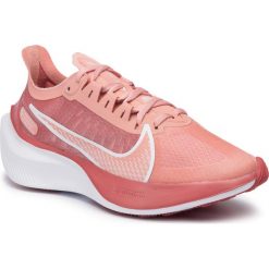 Buty NIKE - Zoom Gravity BQ3203 600 Pink Quartz/Mtlc Red Bronze. Różowe buty sportowe damskie Nike, bez wzorów, z tworzywa sztucznego, sportowe, do biegania, nike zoom. W wyprzedaży za 299,00 zł.