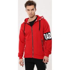 Czerwona Bluza Excluded. Czerwone bluzy męskie Born2be, s, z nadrukiem, z kapturem, bez rękawów, z kapturem. Za 139,99 zł.