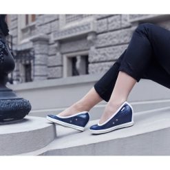 Półbuty na koturnie - skóra naturalna - model 024 - kolor granatowy błyszczący. Niebieskie półbuty damskie Zapato, z nadrukiem, z jeansu, eleganckie, na wysokim obcasie, na platformie, bez zapięcia. W wyprzedaży za 224,25 zł.
