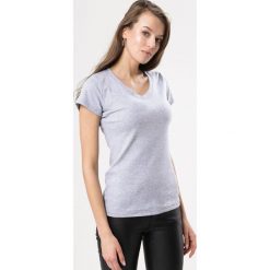 Szary T-shirt Highly. Szare bluzki damskie Born2be, s, bez wzorów, z dzianiny, bez kołnierzyka. Za 39,99 zł.