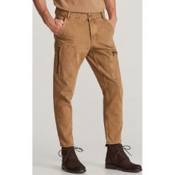 Spodnie jeansowe z kieszeniami - Żółty. Żółte spodnie męskie Reserved, m, z jeansu. Za 149,99 zł.