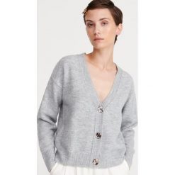 Krótki sweter - Jasny szary. Szare swetry damskie Reserved, s, bez wzorów, z krótkim rękawem, krótkie, bez kaptura. Za 99,99 zł.
