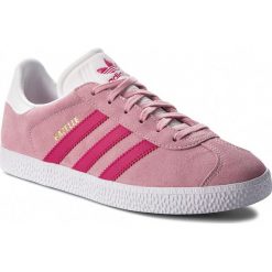Buty adidas - Gazelle J B41517 Clpink/Reamag/Ftwwht. Różowe buty sportowe damskie Adidas, na co dzień, bez wzorów, z zamszu, bez obcasa, na płaskiej podeszwie, bez zapięcia. W wyprzedaży za 189,00 zł.