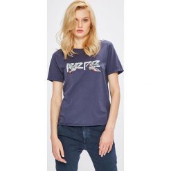 Pepe Jeans - Top Diana. Szare topy damskie Pepe Jeans, l, z aplikacjami, z bawełny, z okrągłym kołnierzem. W wyprzedaży za 119,90 zł.