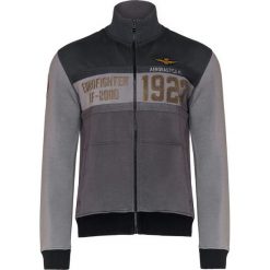 Bluza AERONAUTICA MILITARE. Brązowe bluzy męskie Aeronautica Militare, s, moro, z dzianiny, militarne, z włoskim kołnierzykiem, bez rękawów, bez kaptura. W wyprzedaży za 542,00 zł.