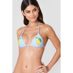 NA-KD Swimwear Góra bikini Lemon Triangle - Blue. Niebieskie bikini NA-KD Swimwear, z nadrukiem. W wyprzedaży za 36,48 zł.