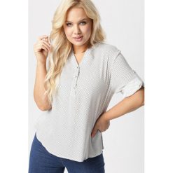Biała Bluzka Peisinos. Białe bluzki damskie Born2be, na co dzień, xl, bez wzorów, eleganckie, bez kołnierzyka, z krótkim rękawem. Za 59,99 zł.