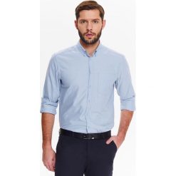 KOSZULA MĘSKA TALIOWANA Z TKANINY OXFORD Z KOŁNIERZEM TYPU BUTTON DOWN. Niebieskie koszule męskie Top Secret, na lato, m, z haftami, z tkaniny, eleganckie, z klasycznym kołnierzykiem, bez rękawów. W wyprzedaży za 39,99 zł.