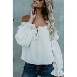 Bluzka RUENA WHITE. Białe bluzki damskie Bluzka RUENA WHITE, s, bez wzorów, bez kołnierzyka, bez rękawów. W wyprzedaży za 49,00 zł.