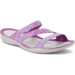 Klapki damskie: Klapki CROCS – Swiftwater Graphic Sandal W 204461 Amethyst Diamond/Light Grey