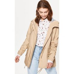 Parka z kapturem - Beżowy. Brązowe parki damskie Cropp, s, bez wzorów, z kapturem. Za 179,99 zł.