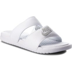 Klapki NIKE - Benassi Duo Ultra Slide 819717 100 White/Metallic Silver. Białe klapki damskie Nike, bez wzorów, ze skóry ekologicznej, bez obcasa. W wyprzedaży za 159,00 zł.
