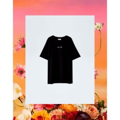 Czarna koszulka Pull&Bear by Rosalía. Czarne koszulki damskie Pull&Bear, bez wzorów, bez kołnierzyka, z krótkim rękawem. Za 69,90 zł.