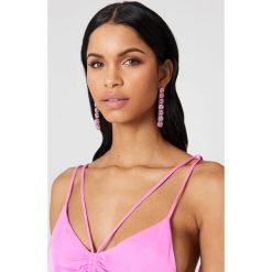 Kolczyki damskie: NA-KD Accessories Wiszące kolczyki Row Stone – Pink