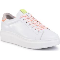 Sneakersy TAMARIS - 1-23792-34 White Comb 197. Białe półbuty damskie Tamaris, ze skóry. W wyprzedaży za 229,00 zł.