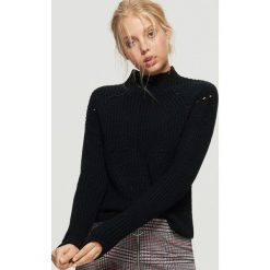 Sweter o drobnym splocie - Czarny. Czarne swetry klasyczne damskie marki Cropp, l, ze splotem. Za 59,99 zł.