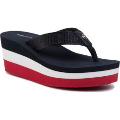 Japonki TOMMY HILFIGER - Corporate Highwedge Beach Sandal FW0FW04630 Desert Sky DW5. Niebieskie klapki damskie TOMMY HILFIGER, bez wzorów, z tworzywa sztucznego, bez obcasa, na obcasie. Za 269,00 zł.