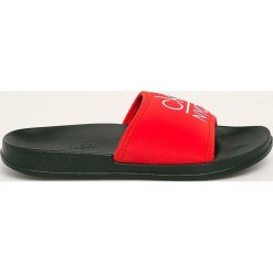 Calvin Klein Underwear - Klapki. Białe klapki damskie Calvin Klein Underwear, bez wzorów, z gumy, bez obcasa, na obcasie. W wyprzedaży za 139,90 zł.