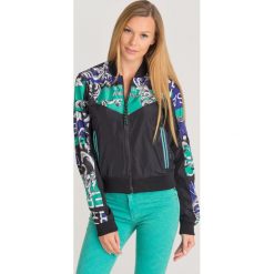 BOMBERKA VERSACE JEANS. Czarne kurtki damskie Versace Jeans, m, bez wzorów, z jeansu, bez kaptura. Za 690,00 zł.
