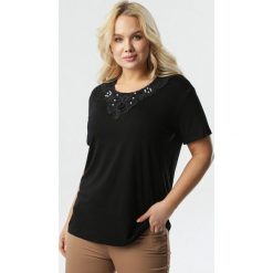 Czarna Bluzka Synaronis. Czarne bluzki damskie Born2be, xl, z haftami, z tkaniny, z okrągłym kołnierzem, z krótkim rękawem. Za 39,99 zł.