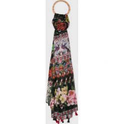 Desigual - Szal. Szare szaliki damskie marki Desigual, z poliesteru. W wyprzedaży za 89,90 zł.