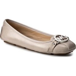 Baleriny MICHAEL MICHAEL KORS - Fulton Moc 40S7FUFR2L Pearl Grey. Brązowe baleriny damskie MICHAEL Michael Kors, bez wzorów, ze skóry, klasyczne, bez obcasa, na płaskiej podeszwie. Za 519,00 zł.