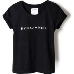T-shirt czarny BYNAJMNIEJ. Czarne t-shirty damskie Pakamera, z napisami, klasyczne, z klasycznym kołnierzykiem. Za 89,00 zł.