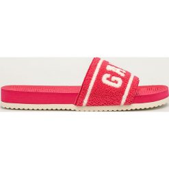 Gant - Klapki Plagepool. Czerwone klapki damskie GANT, bez wzorów, z materiału, bez obcasa, na obcasie. Za 179,90 zł.