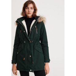 Ocieplana parka z kapturem - Khaki. Brązowe parki damskie Reserved, bez wzorów, z kapturem. Za 299,99 zł.