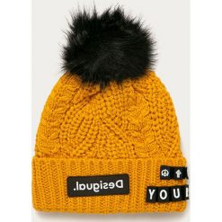 Desigual - Czapka. Czarne czapki damskie Desigual, z aplikacjami, z poliesteru. Za 159,90 zł.