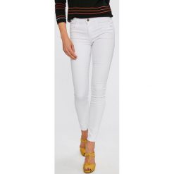 Only - Jeansy Royal Deluxe. Białe rurki damskie marki ONLY. Za 149,90 zł.