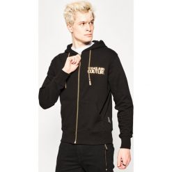 Bluza Versace Jeans Couture B7GVA7FA. Czarne bluzy męskie Versace Jeans Couture, xl, bez wzorów, z jeansu, bez kołnierzyka, bez rękawów, bez kaptura. W wyprzedaży za 639,00 zł.