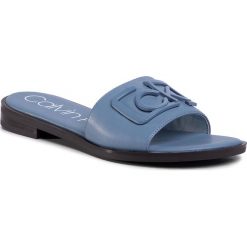 Klapki CALVIN KLEIN - Ty B4E8842 Stone Blue. Niebieskie klapki damskie Calvin Klein, z aplikacjami, ze skóry ekologicznej, bez obcasa, na obcasie. Za 579,00 zł.