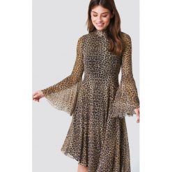 NA-KD Boho Siateczkowa sukienka z rozszerzanym rękawem - Brown,Multicolor. Brązowe sukienki damskie marki NA-KD Boho, bez wzorów, boho, ze stójką, z długim rękawem, długie, maxi, asymetryczne. W wyprzedaży za 121,47 zł.