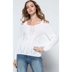 Biały Lekki Nietoperzowy Sweter ze Zmysłowym Dekoltem. Białe piżamy damskie marki Molly.pl, na lato, uniwersalny, bez wzorów, z jeansu, z krótkim rękawem. Za 129,90 zł.